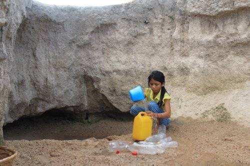 Tây Nguyên hạn, trẻ em phải vào rừng tìm những khe nước nhỏ.  (ảnh Nguoiduatin)